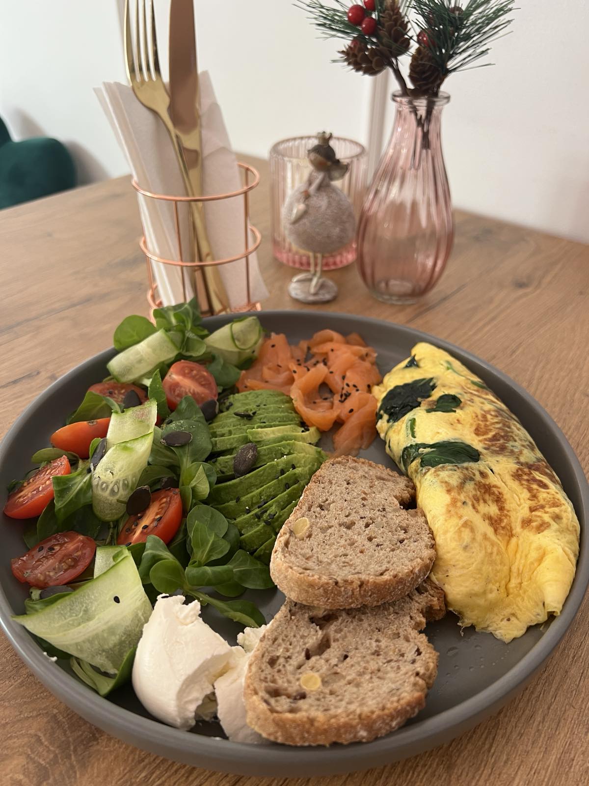 Dalivia Kawa. Breakfast No. 3 Spinach and salmon omelet.